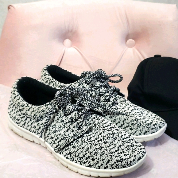 Mia Turin Women's Size 6.5 Sneakers - Picture 5 of 8